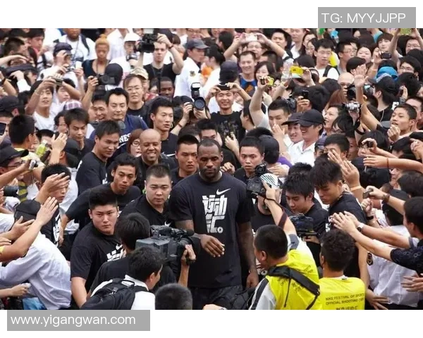 詹姆斯足球衣的设计灵感与球迷文化的深度融合探讨